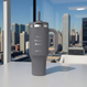 Becher mit Thermalwasser mit Gravur Streeterville Tumbler 1200 ml - Darkstone