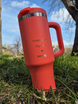 Taza térmica en el agua con grabado Streeterville Tumbler 1200 ml - Coral