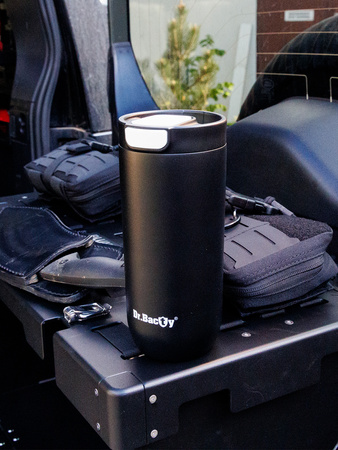 Thermobecher mit Gravur „Dr. Bacty Atlas“, 540 ml – schwarz